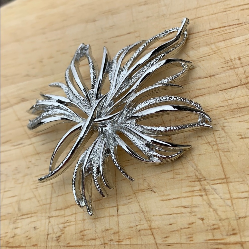 Vintage silver tone leaf brooch pin - Picture 2 of 3